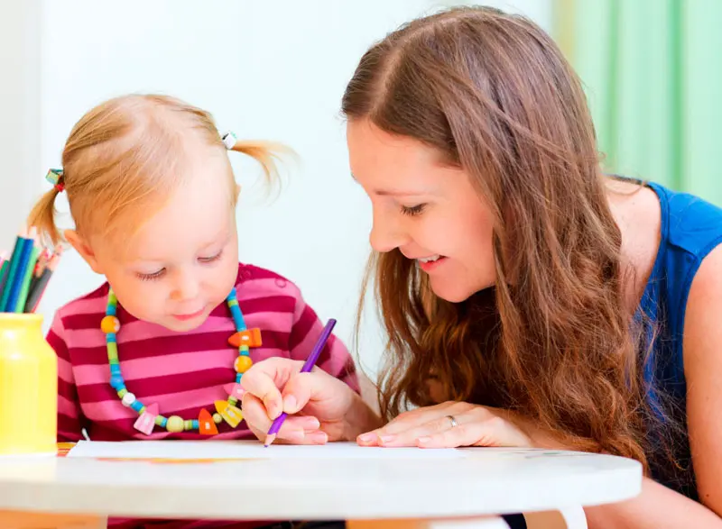 chica dibujando con niña